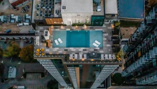 Luxury 1BR with Views, Rooftop Pool and Walk To Rainey St. - Foto 2, sunbed