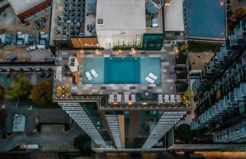 Luxury 1BR with Views, Rooftop Pool and Walk To Rainey St. - Foto 2