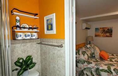 Sleeps 3, Casa Tropical in Miami - Foto 11