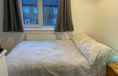 Free Parking, Ideal for long term contractor, etc stays, Fast WIFI, 3 miles 7 mins drive to Nissan, 15 mins to Sunderland Newcastle, Regular Housekeeping Options - Dwellcome Home Ltd 3 DOUBLE Bedroom House Boldon - see our site for assurance - Foto 19