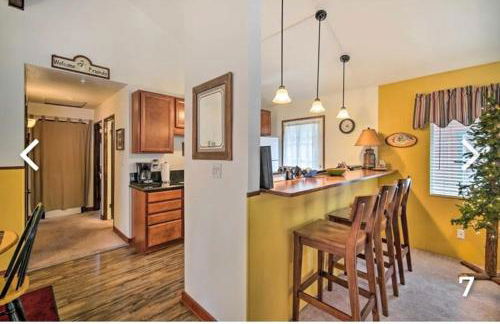 Spacious cozy chalet huge deck over seasonal creek - Foto 8