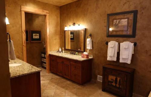 Luxury Home with Stunning 4 Peak Views - Foto 31