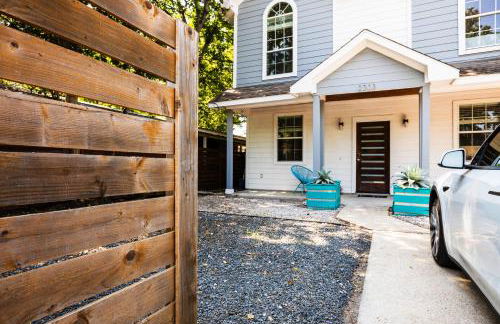 Modern 2-Story Cowboy Pool Home with King Beds Walk to 6th St & Rainey Street - Foto 39