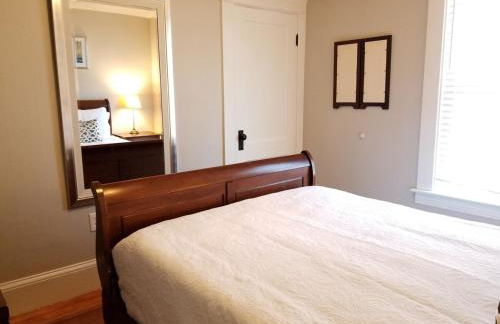 Bright Front Facing Unit - Private Front Farmers Porch - Foto 9