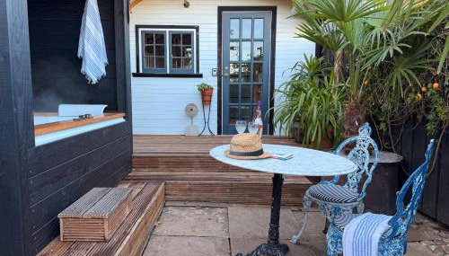 The Cabana Luxury Award Winning Tiny Home with Hot Tub and Private Garden 2 mins Walk to Ryde Beach - Foto 2
