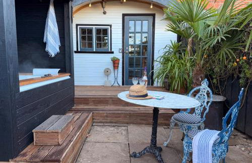 The Cabana Luxury Award Winning Tiny Home with Hot Tub and Private Garden 2 mins Walk to Ryde Beach - Photo 2