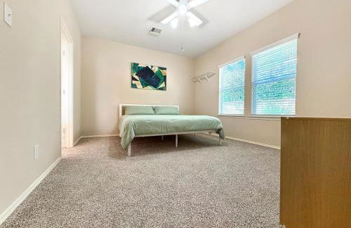 3BR Home in Home - Near Bush Airport & Houston - Foto 17