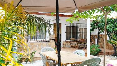 Cozy house next to a cove on the beach - Photo 5