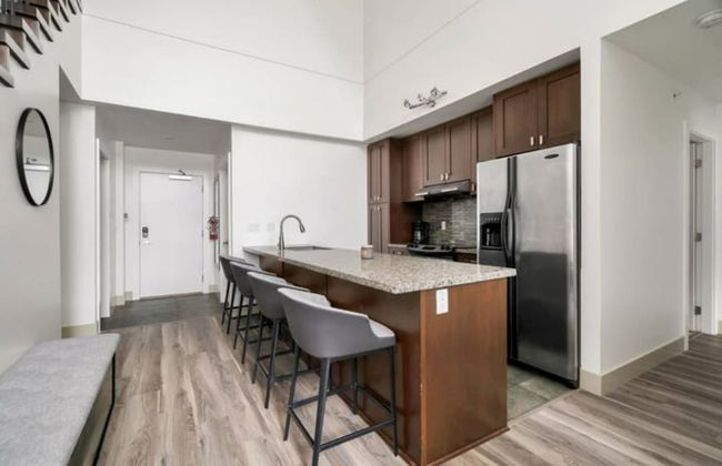 Lakeview Splendor 7BR Penthouse Bliss - Photo 10