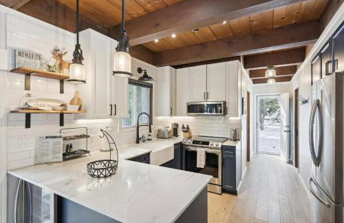 Cobalt Cabin by Tahoe Getaways - Beautifully Remodeled Pet Friendly 3 BR with Hot Tub & EV - Foto 1