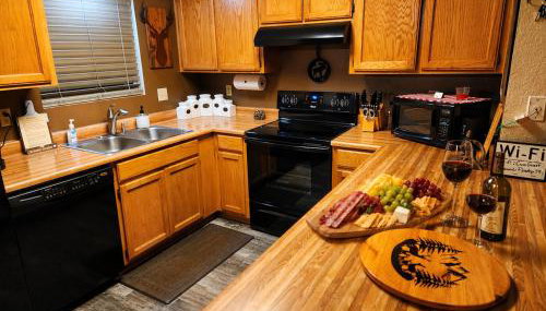 2BR Gated Escape With A Pool And Walk to Dining and Trails - Foto 3