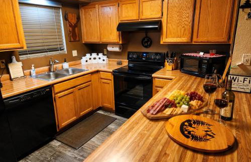 2BR Gated Escape With A Pool And Walk to Dining and Trails - Foto 3