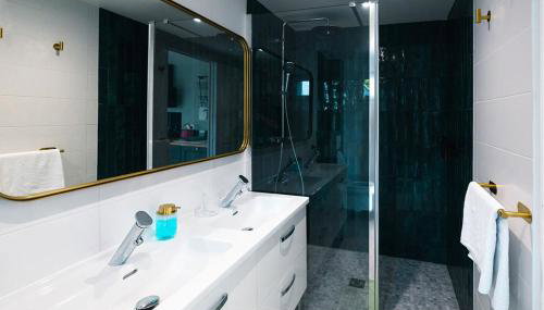 L'Escapade - PARIS 20 min - DISNEY 25 min - GARE 3 min à pied - PARKING - Confortable & Moderne - Free WIFI - Foto 4, towels, Shower