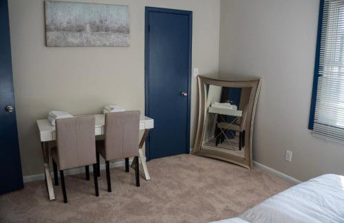 Charming 3 Bedroom Home with Spacious Living and Convenient to Shopping & Interstate - Foto 27