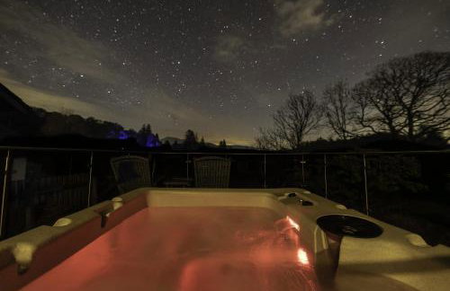 Fox Corner, Ambleside, romantic retreat for two, dog friendly, hot tub - Photo 1