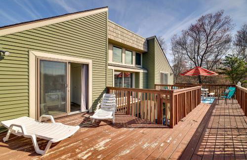 Dock and Fire Pit Lakefront Poconos Retreat! - Foto 26