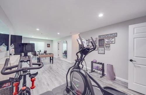 5BR Farmhouse Lake Retreat Pool Hot Tub Theater - Foto 29