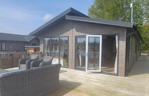 Luxury 2-Bed Lodge in Routh Sleeps 4 with Hot Tub - Foto 7
