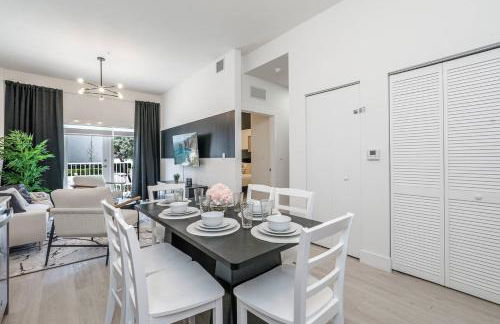 Classy 2BR-2BA Oasis Beach Pool Parking EV Station - Foto 8