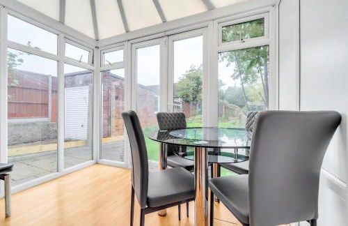 Spacious 4-Bed Haven in Orpington Retreat - Photo 4