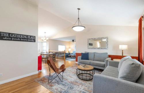 Business in Front and Fun in the Back Pets too - Photo 3