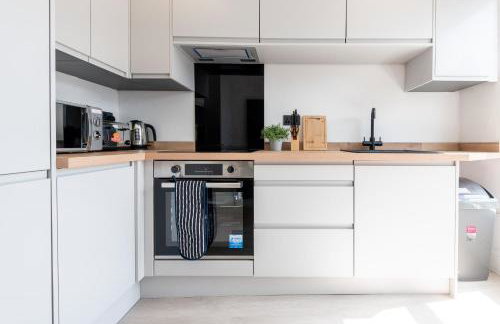 Stylish 2 Bedroom Flat Near Leeds Centre with Free Parking, Ideal for Contractors & Long Stays - NordStay - Foto 4