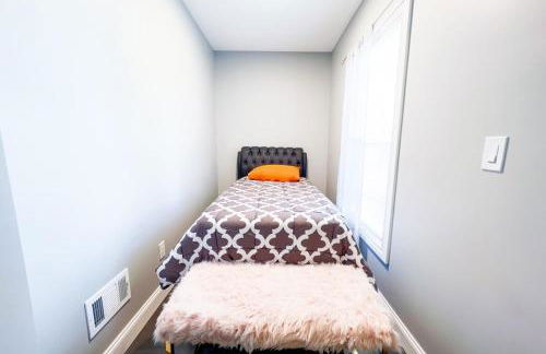 Group Friendly 6BR Near Aquarium & Niagara Falls - Photo 18