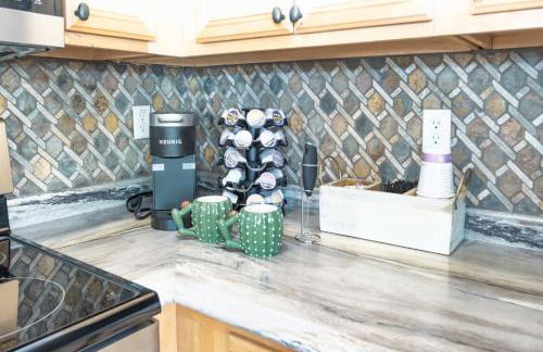 StayShores Chic Retreat – Pool HotTubSweet Sleep - Photo 37