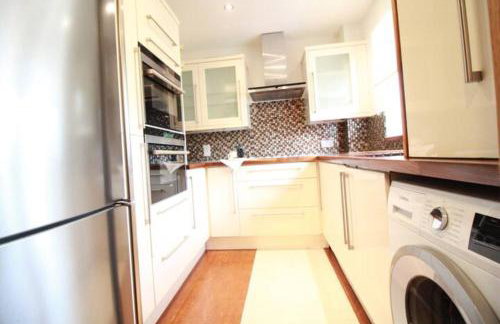 Cheerful Two-Bedroom Residential Home - Foto 7