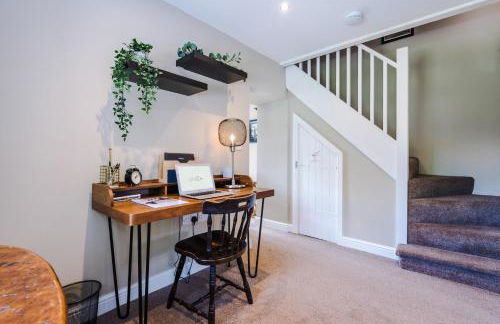 Castle Views cottage in historic village & woodfired hot tub - Photo 10