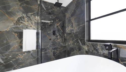 Modern Lakefront Home - Photo 3, Shower