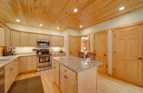Maggie Valley Cabin with Private Hot Tub and Game Room - Foto 12