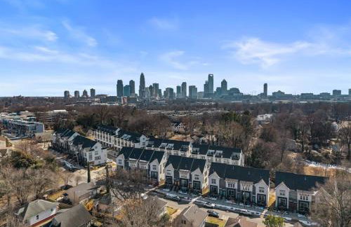 2BR Home with Fenced Backyard, Minutes to Uptown - Foto 15