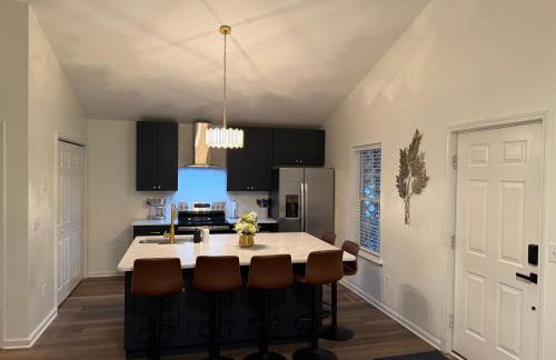 Downtown 3 BR, 2 BA newly renovated home close to Castle St - Photo 7