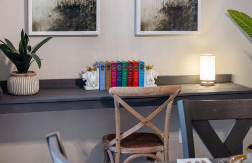 Chic Home with Large Private Yard! Hot Tub, Close To Downtown - Foto 33