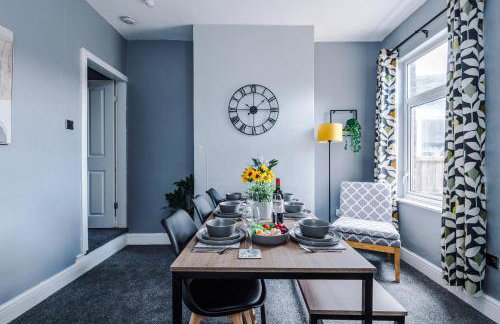 NEW! Spacious 3-Bed Home in Newcastle-under-Lyme by 53 Degrees Property, Ideal for Business, FREE Parking! - Foto 8