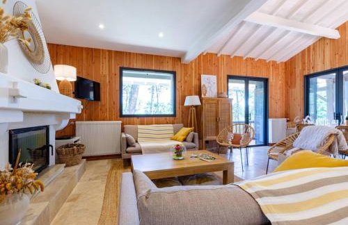 6BR Coastal Villa | Pool | Garden Serenity - Foto 13