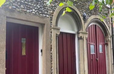 Central Medieval Grid Unique home with Gated parking - Foto 17