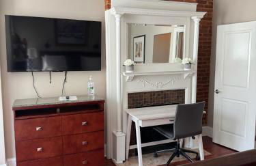 Classy Victorian Brownstone Subway Shopping - Photo 25