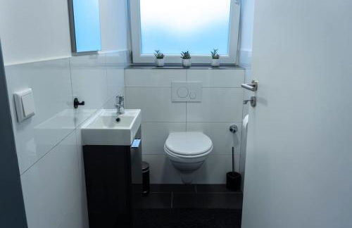 Moderne Ferienwohnung in Gelsenkirchen-Schalke für 1 bis 7 Personen mit Terrasse, ideal für Gruppen & Stadionbesuche - Foto 16