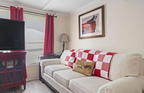 Spacious 2BR Retreat-10 minutes to the Beach! Pet Friendly! - Foto 12