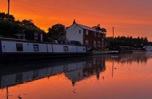 Cosy Canal-side lodge with log burner - Foto 37