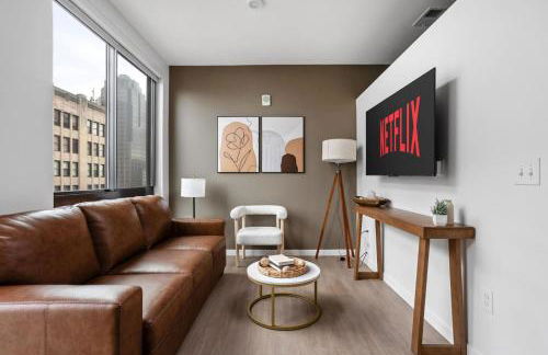 Downtown Contemporary High-Rise with Pool & Gym - Foto 2