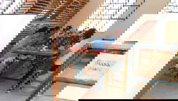 Um grupo desfrutando da oficina de prata