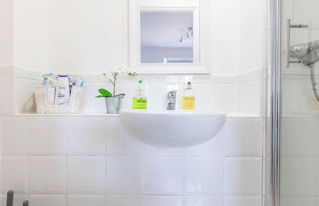 Skyline Haven Modern 2BR w/ Free Parking & 4kTV - Photo 67