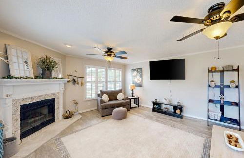 Renovated Retreat with Private Pool and Hot Tub - Photo 7