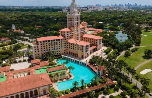 Escape GameRoom, BAR, BBQ, Spacious,KING Bed, All Luxury mattresses, Near Beach, 6 blocks away from Bars, Nite Clubs, Res, Shops - Photo 56