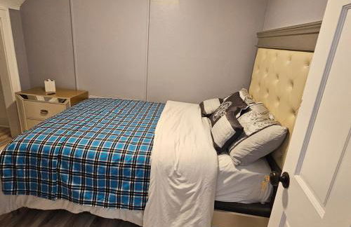 Cozy Roomy family sized apartment on major bus route close to all - Foto 14