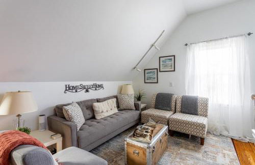 Charming 2BR Getaway with Modern Comforts - Foto 75