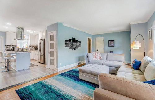 Poolside Bungalow with Fire Pit Fun and King Suite - Foto 11